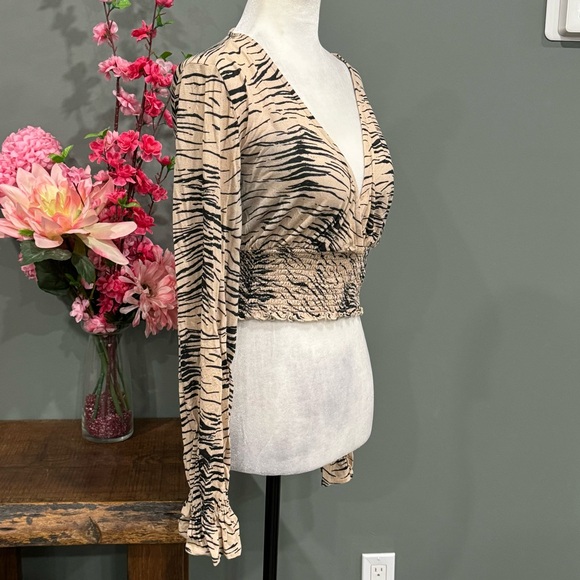 Urban Outfitters Long Sleeve Crop Top - Picture 2 of 10